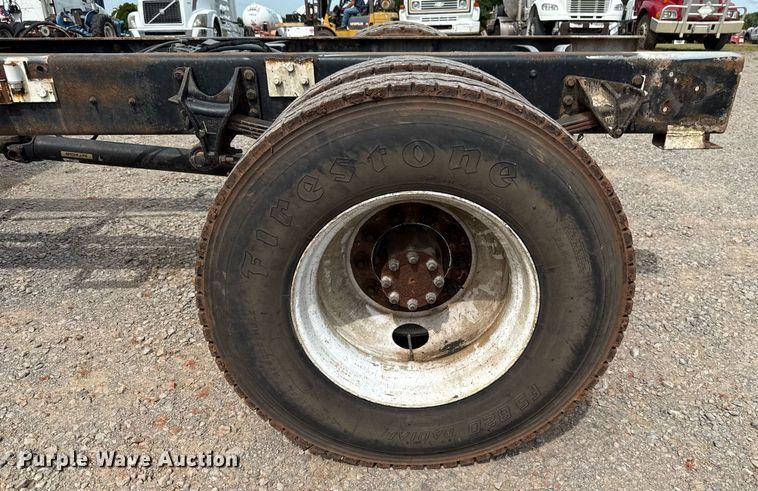 image for item HI9269 2002 International 4300 truck cab and chassis