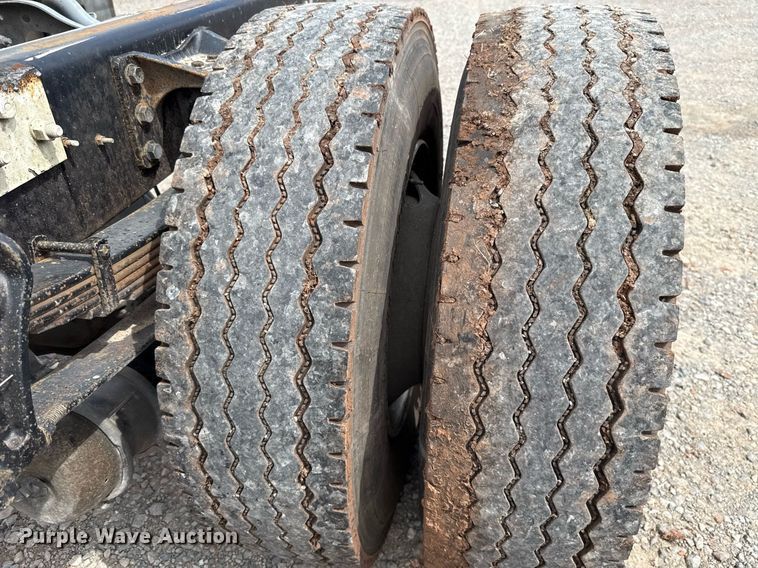 image for item HI9269 2002 International 4300 truck cab and chassis