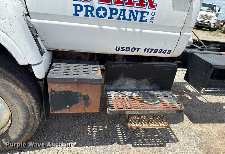 image for item HI9270 1998 Chevrolet C7500 truck cab and chassis