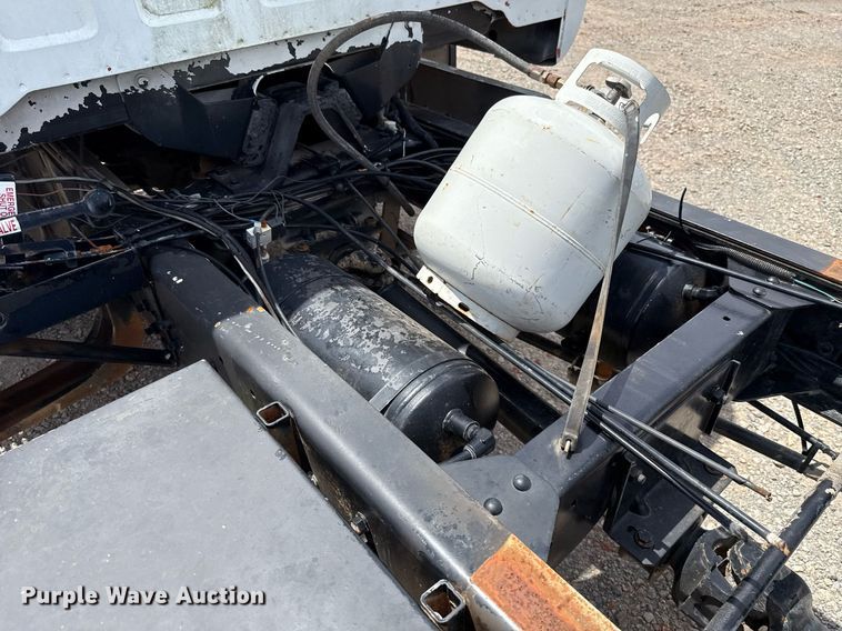 image for item HI9270 1998 Chevrolet C7500 truck cab and chassis