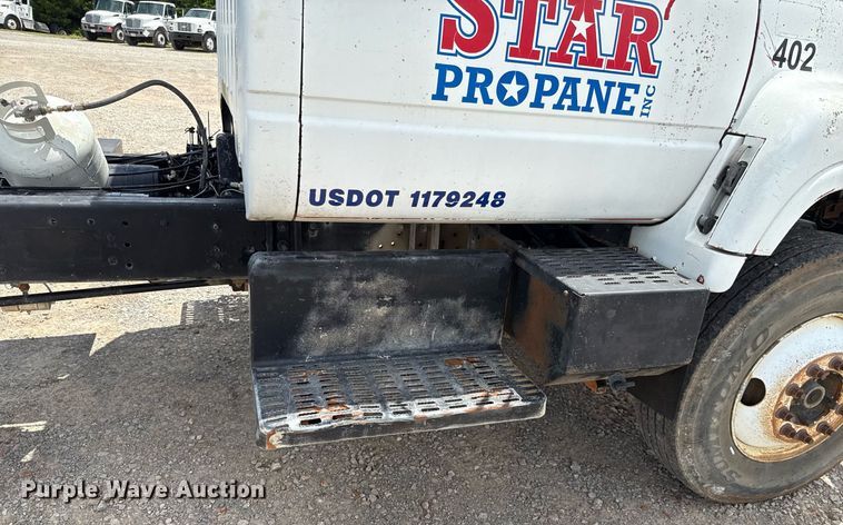 image for item HI9270 1998 Chevrolet C7500 truck cab and chassis