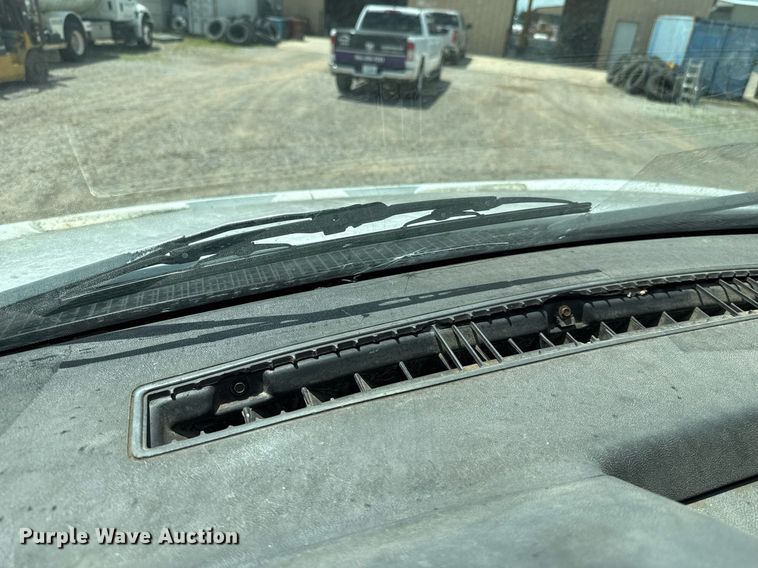 image for item HI9270 1998 Chevrolet C7500 truck cab and chassis