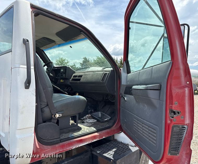image for item HI9270 1998 Chevrolet C7500 truck cab and chassis