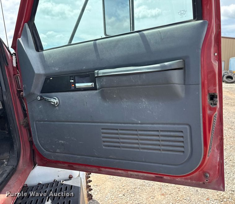 image for item HI9270 1998 Chevrolet C7500 truck cab and chassis