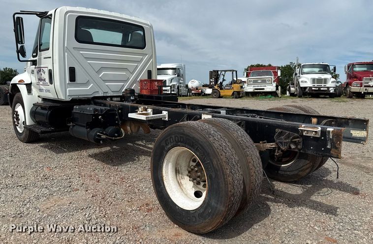image for item HI9271 2002 International 4300 truck cab and chassis