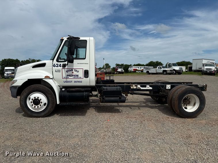 image for item HI9271 2002 International 4300 truck cab and chassis
