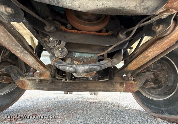 image for item HI9271 2002 International 4300 truck cab and chassis