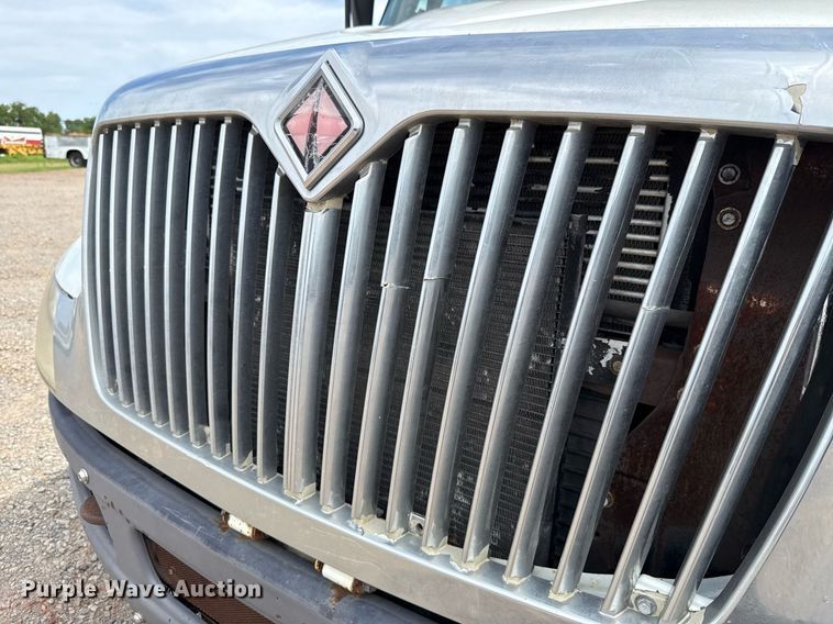 image for item HI9271 2002 International 4300 truck cab and chassis