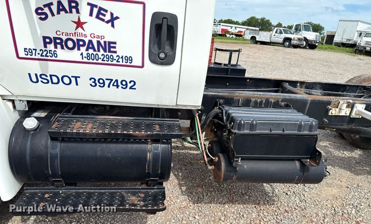 image for item HI9271 2002 International 4300 truck cab and chassis