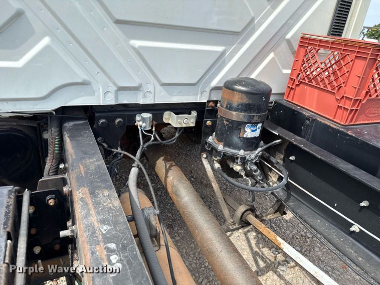 image for item HI9271 2002 International 4300 truck cab and chassis