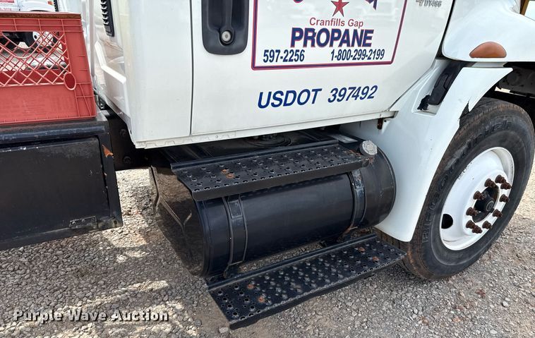 image for item HI9271 2002 International 4300 truck cab and chassis