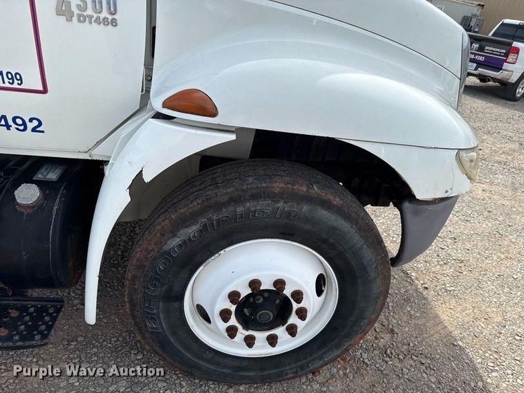 image for item HI9271 2002 International 4300 truck cab and chassis