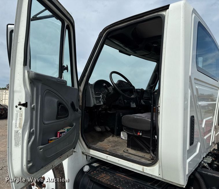 image for item HI9271 2002 International 4300 truck cab and chassis