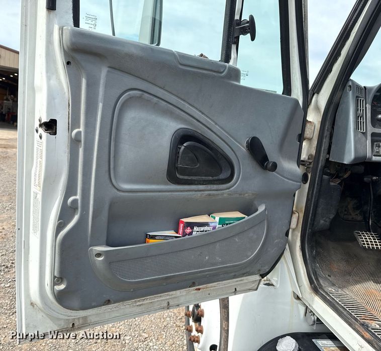 image for item HI9271 2002 International 4300 truck cab and chassis