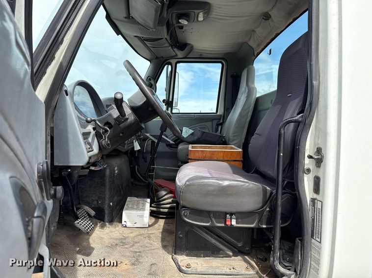 image for item HI9271 2002 International 4300 truck cab and chassis