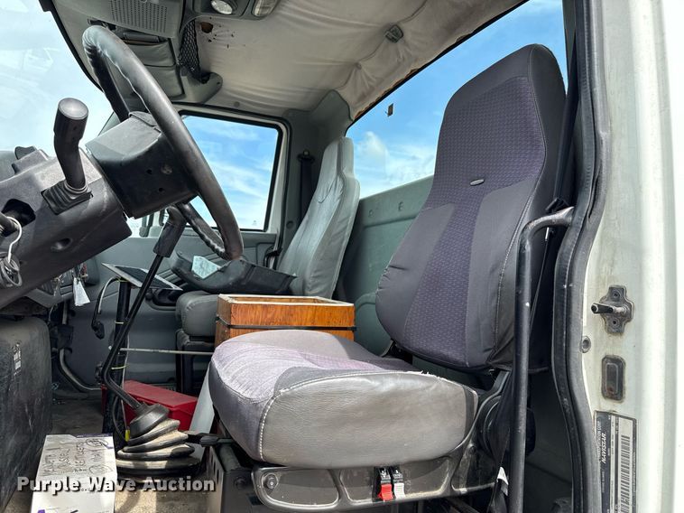 image for item HI9271 2002 International 4300 truck cab and chassis