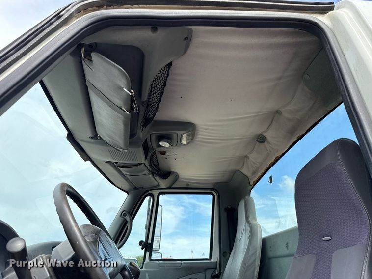 image for item HI9271 2002 International 4300 truck cab and chassis