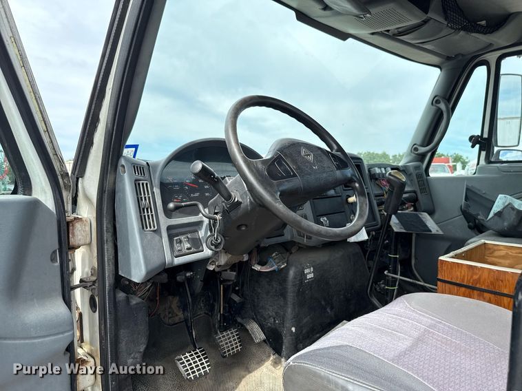 image for item HI9271 2002 International 4300 truck cab and chassis