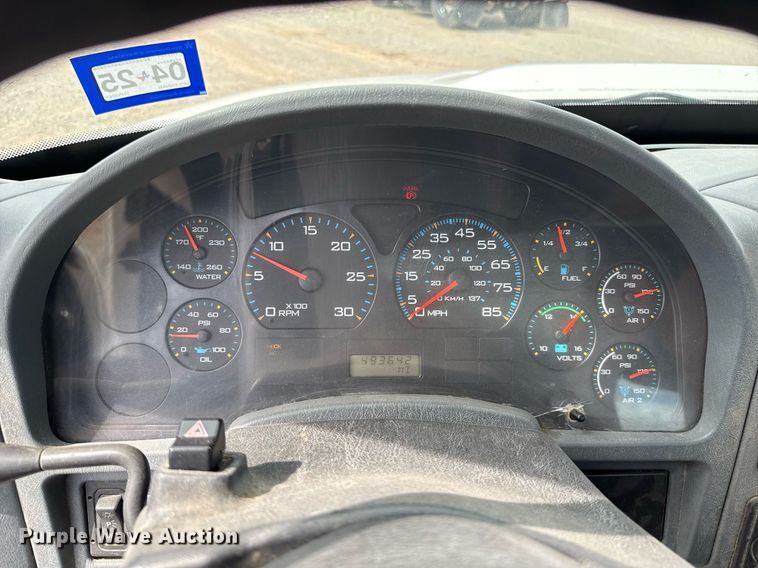 image for item HI9271 2002 International 4300 truck cab and chassis