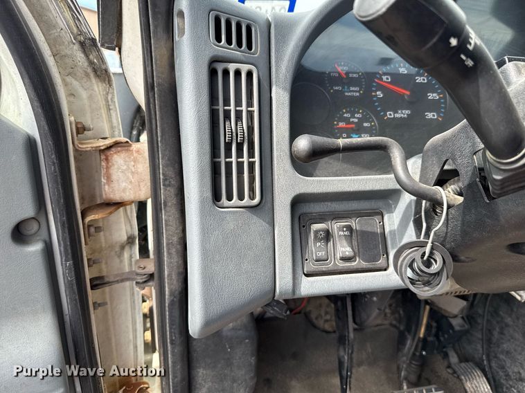 image for item HI9271 2002 International 4300 truck cab and chassis