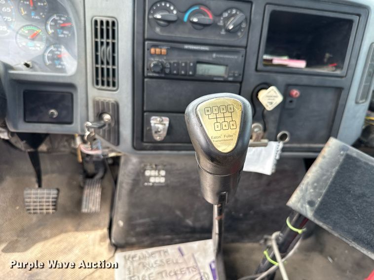 image for item HI9271 2002 International 4300 truck cab and chassis