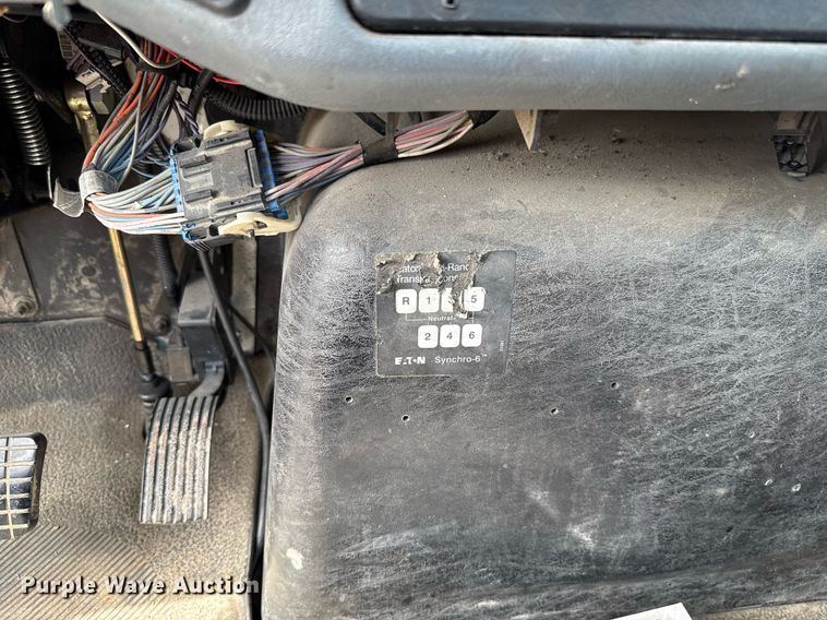 image for item HI9271 2002 International 4300 truck cab and chassis