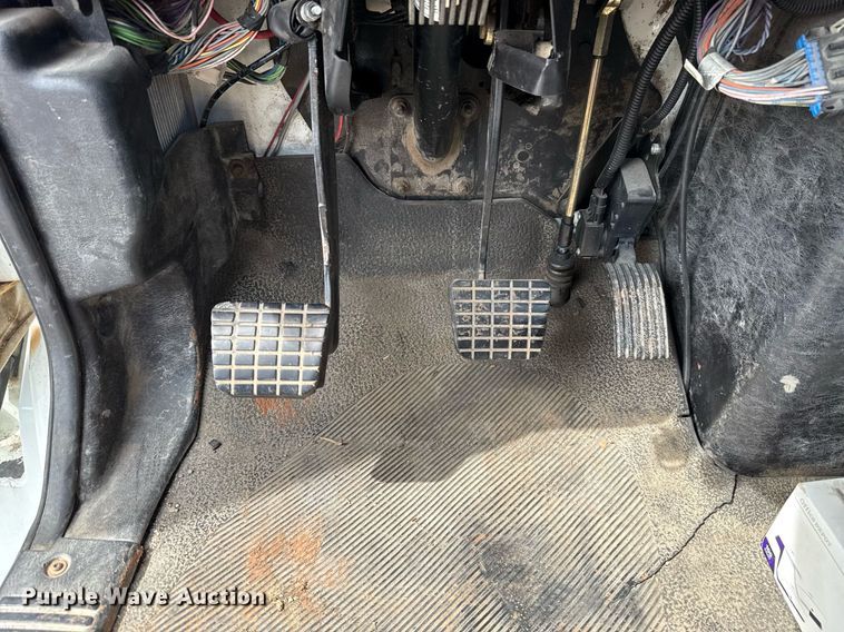 image for item HI9271 2002 International 4300 truck cab and chassis