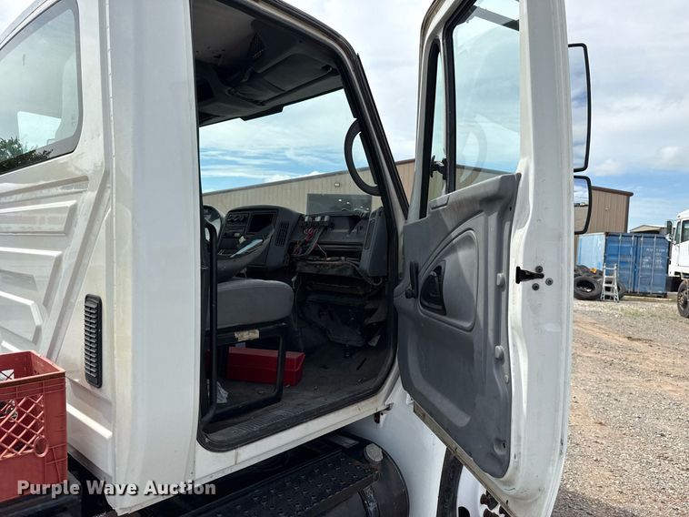 image for item HI9271 2002 International 4300 truck cab and chassis