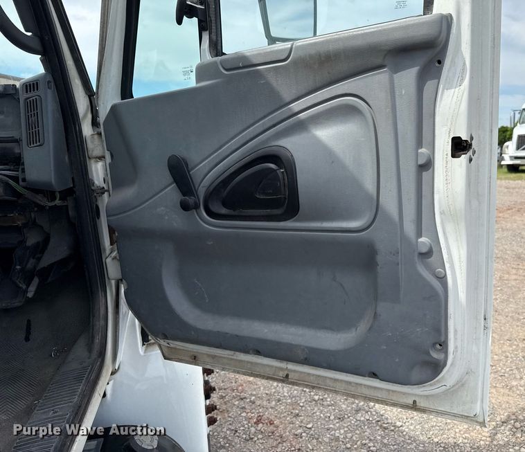 image for item HI9271 2002 International 4300 truck cab and chassis