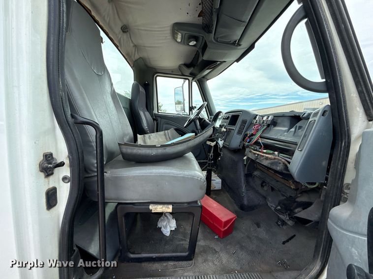 image for item HI9271 2002 International 4300 truck cab and chassis