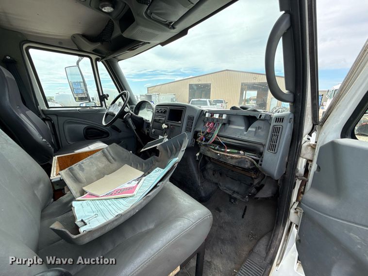 image for item HI9271 2002 International 4300 truck cab and chassis