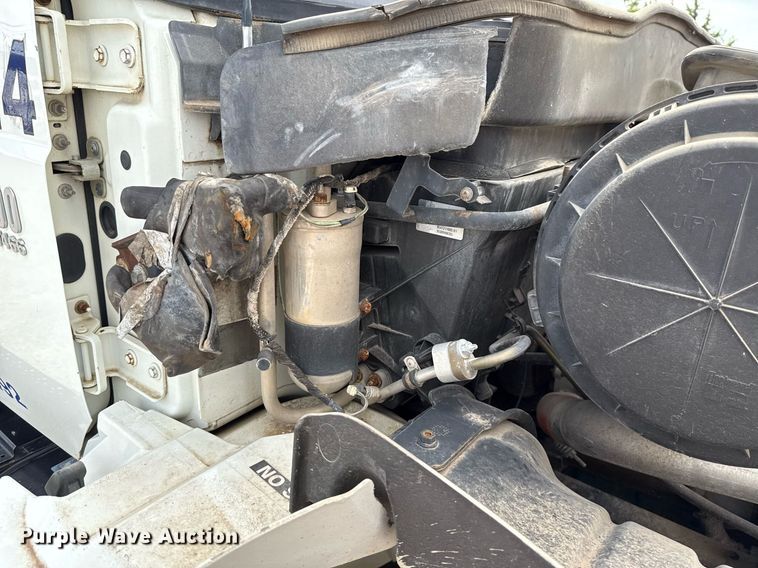 image for item HI9271 2002 International 4300 truck cab and chassis