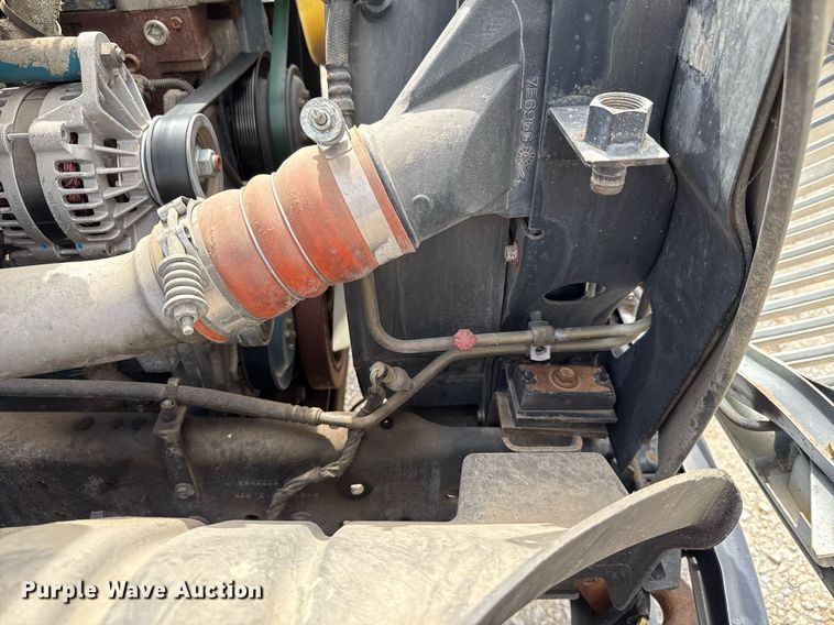 image for item HI9271 2002 International 4300 truck cab and chassis