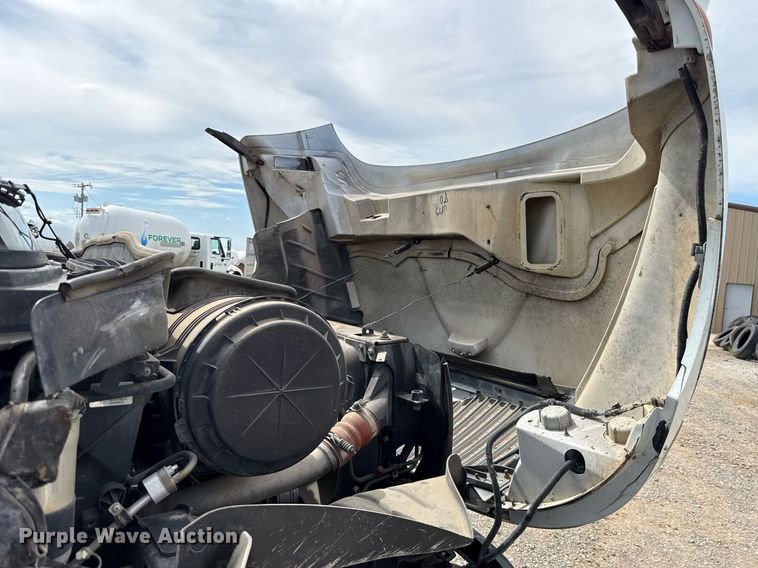 image for item HI9271 2002 International 4300 truck cab and chassis