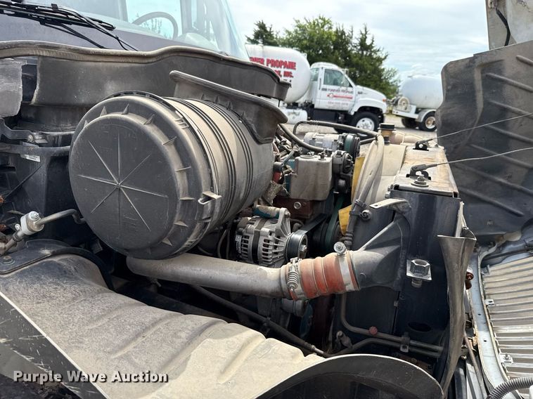 image for item HI9271 2002 International 4300 truck cab and chassis