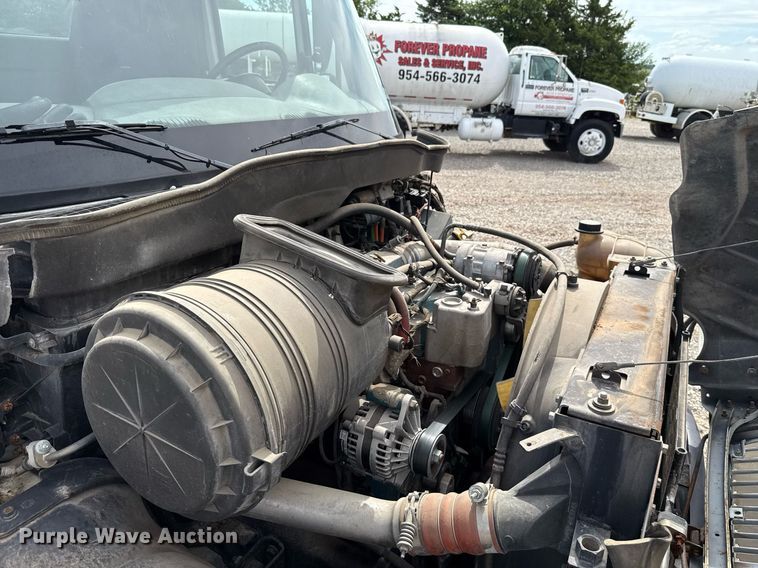 image for item HI9271 2002 International 4300 truck cab and chassis