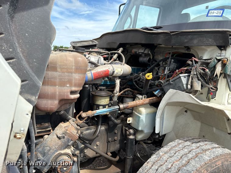 image for item HI9271 2002 International 4300 truck cab and chassis