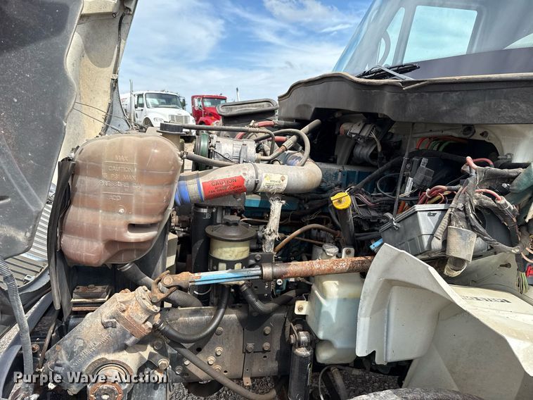 image for item HI9271 2002 International 4300 truck cab and chassis