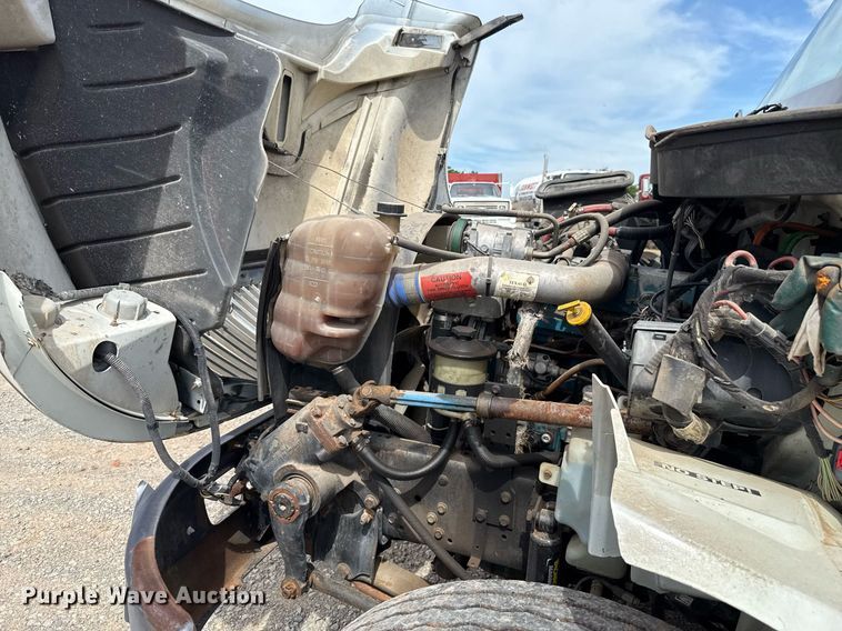 image for item HI9271 2002 International 4300 truck cab and chassis