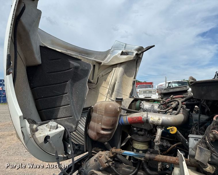 image for item HI9271 2002 International 4300 truck cab and chassis