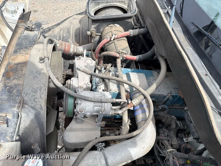 image for item HI9271 2002 International 4300 truck cab and chassis