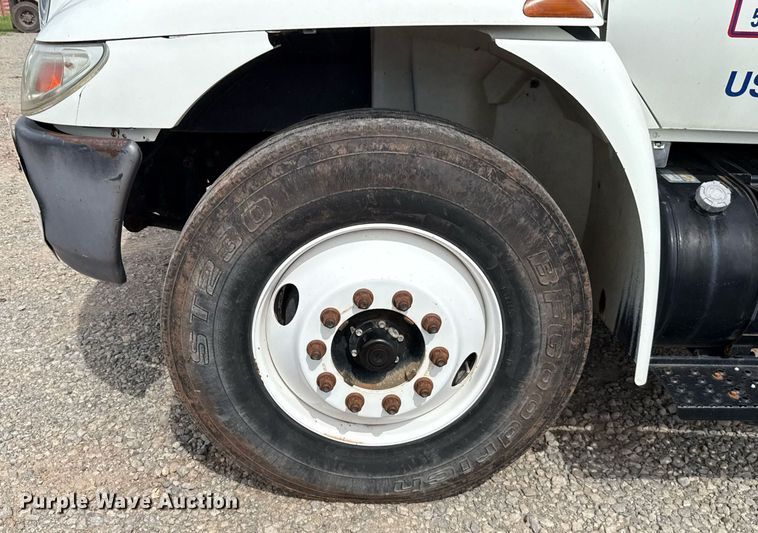 image for item HI9271 2002 International 4300 truck cab and chassis