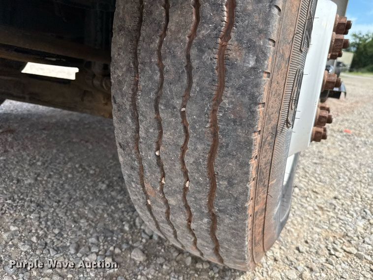 image for item HI9271 2002 International 4300 truck cab and chassis