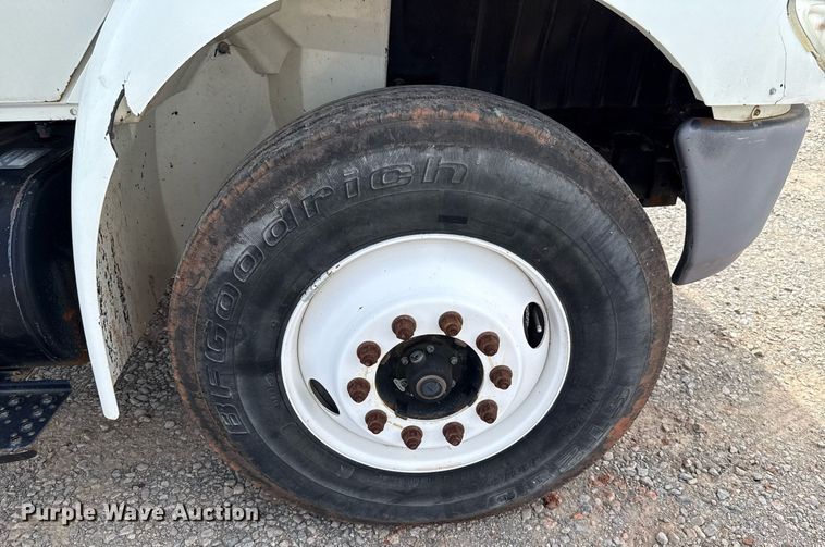 image for item HI9271 2002 International 4300 truck cab and chassis