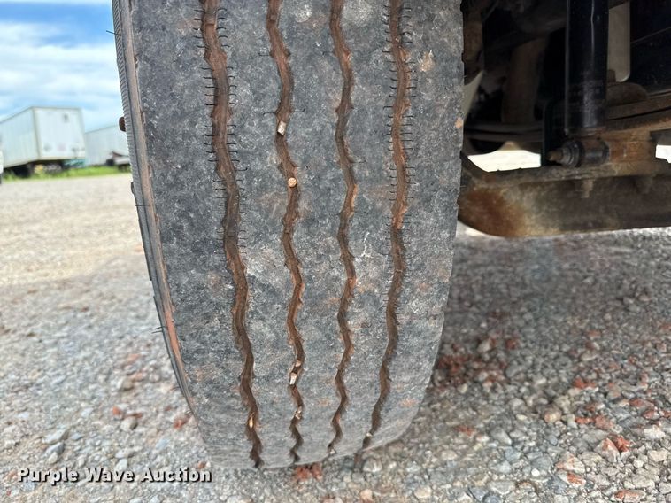 image for item HI9271 2002 International 4300 truck cab and chassis