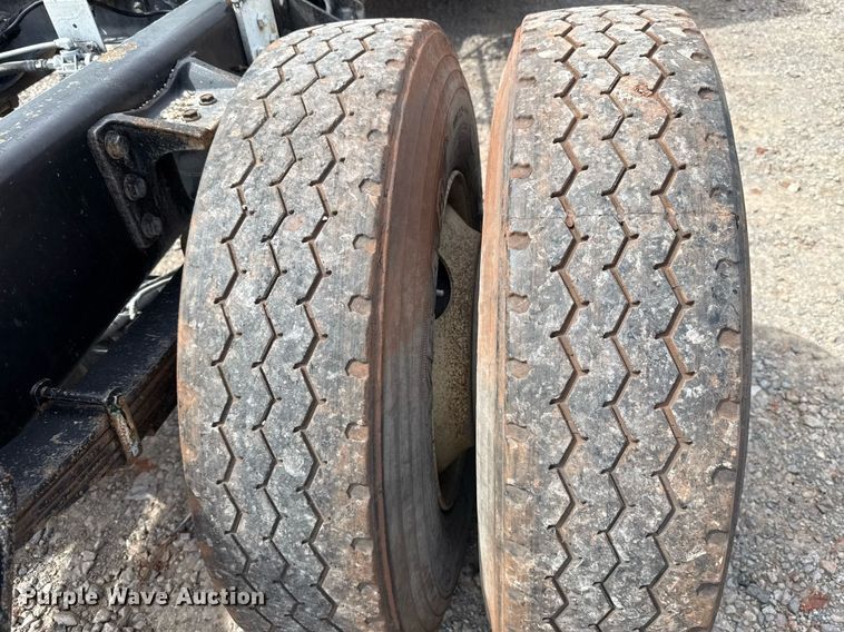 image for item HI9271 2002 International 4300 truck cab and chassis