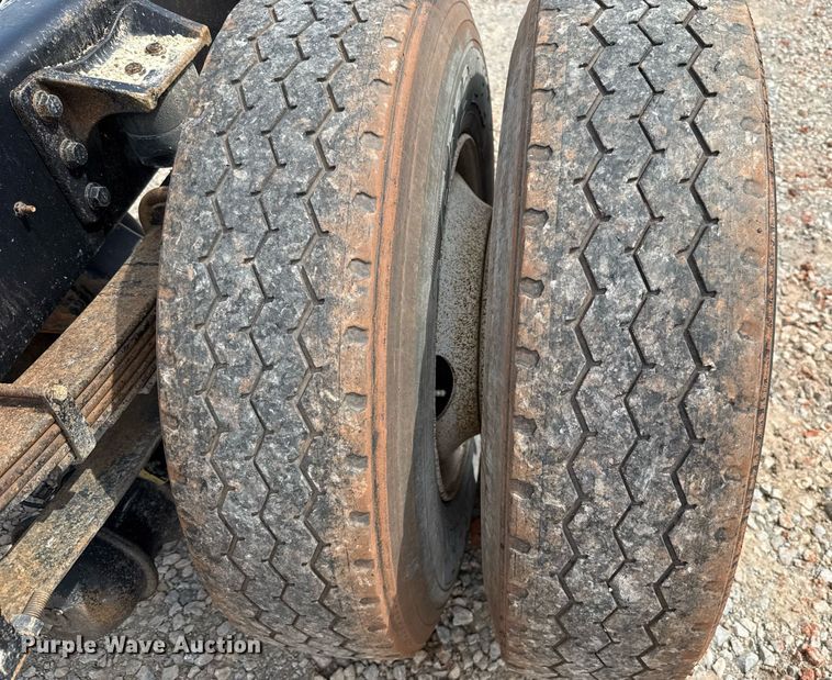 image for item HI9271 2002 International 4300 truck cab and chassis