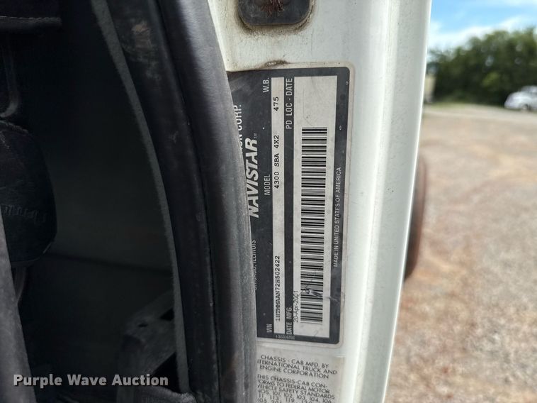 image for item HI9271 2002 International 4300 truck cab and chassis