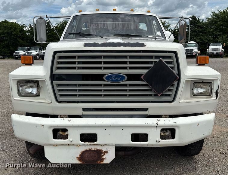 image for item HI9272 1989 Ford F600 fuel truck