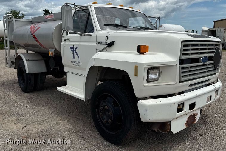 image for item HI9272 1989 Ford F600 fuel truck